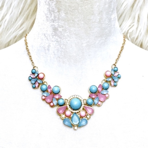 💎 Host Pick Glamorous Pastel Statement Necklace - Picture 4 of 8